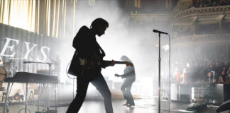 Arctic Monkeys med nytt album-Ger bort alla intäkter