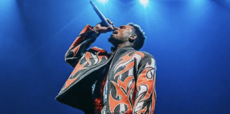 Chris Brown inledde sin turné med att tacka honom för hans trevliga vistelse i häktet